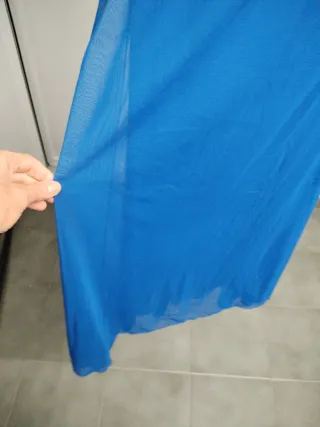 Vestido de fiesta azul con detalles dorados
