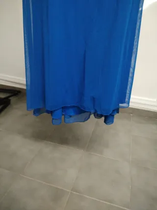 Vestido de fiesta azul con detalles dorados