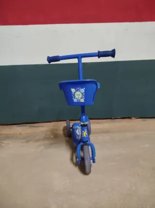 Patinete infantil azul con cesta