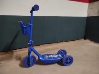 Patinete infantil azul con cesta