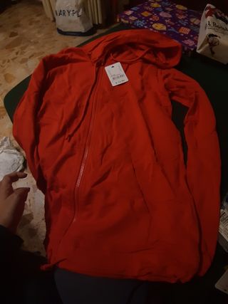 Sudadera con cremallera roja sin estrenar.talla s
