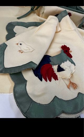 Lote 3 piezas mantelería gallos y pollitos