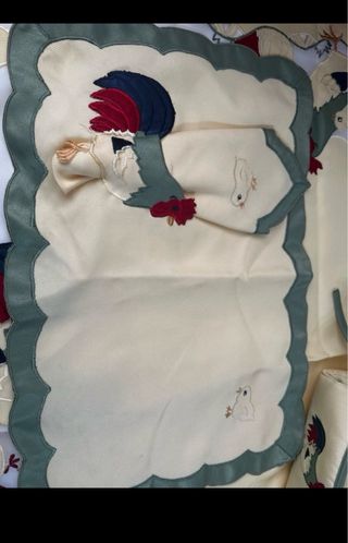 Lote 3 piezas mantelería gallos y pollitos