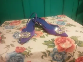 Zapatos de fiesta morados con pedrería