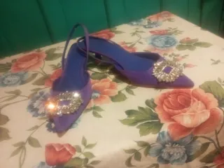 Zapatos de fiesta morados con pedrería