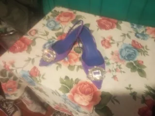 Zapatos de fiesta morados con pedrería