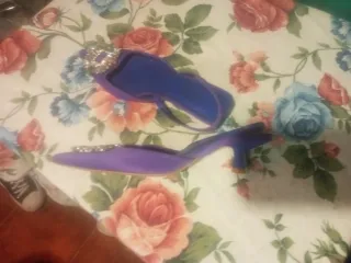 Zapatos de fiesta morados con pedrería
