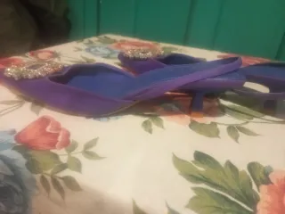 Zapatos de fiesta morados con pedrería