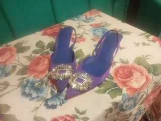 Zapatos de fiesta morados con pedrería