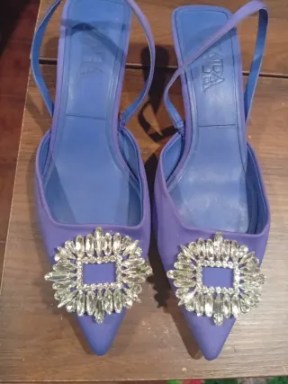 Zapatos de fiesta morados con pedrería