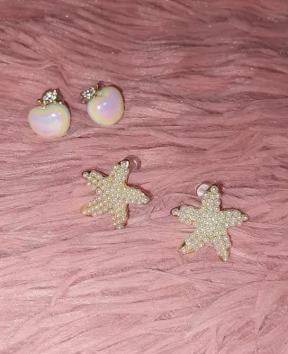2 pares de pendientes de estrella y manzana