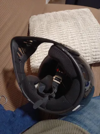 Casco de moto negro brillante