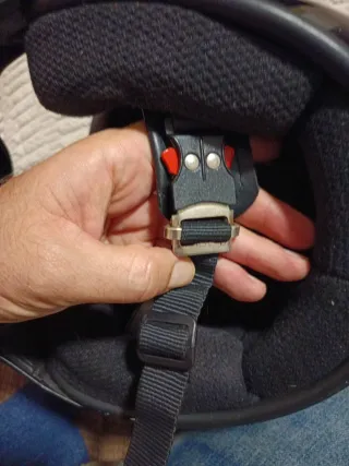 Casco de moto negro brillante