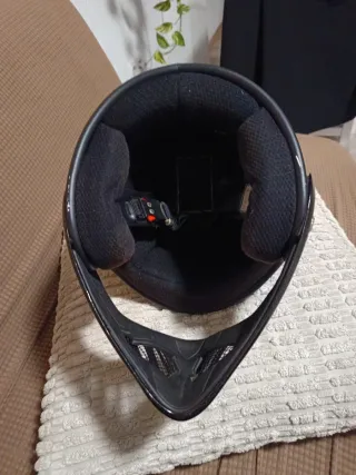 Casco de moto negro brillante