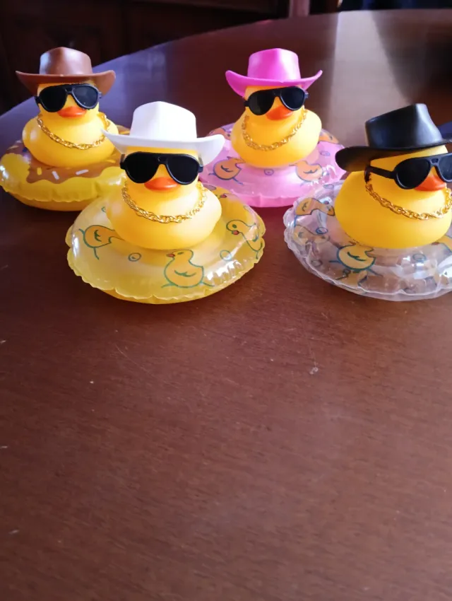 4 Patos de Goma con Accesorios