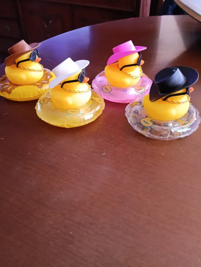 4 Patos de Goma con Accesorios