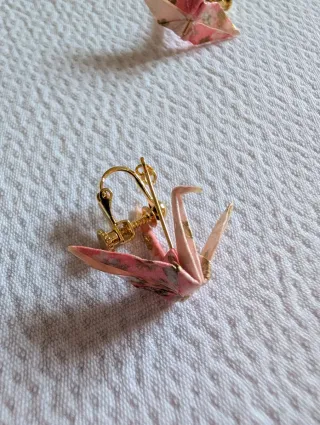Pendientes origami grulla dorados y rosas