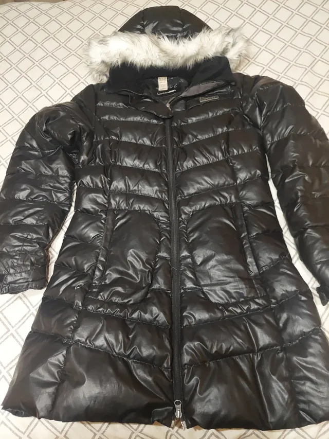 Anorak negro con capucha y pelo