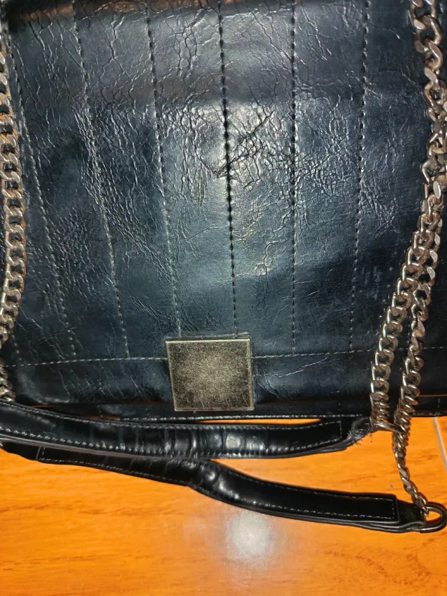 Bolso negro con cadena
