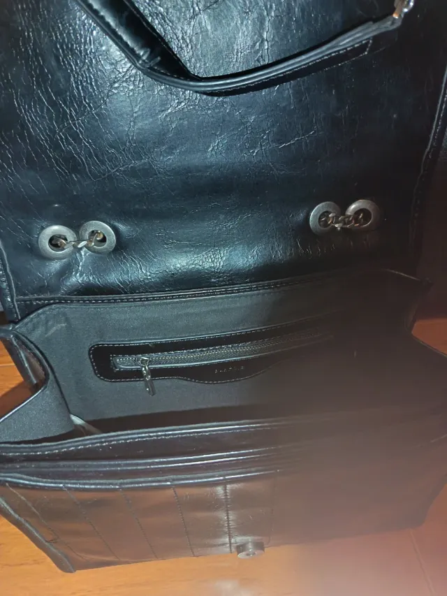 Bolso negro con cadena