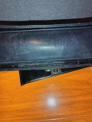 Bolso negro con cadena