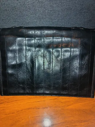 Bolso negro con cadena