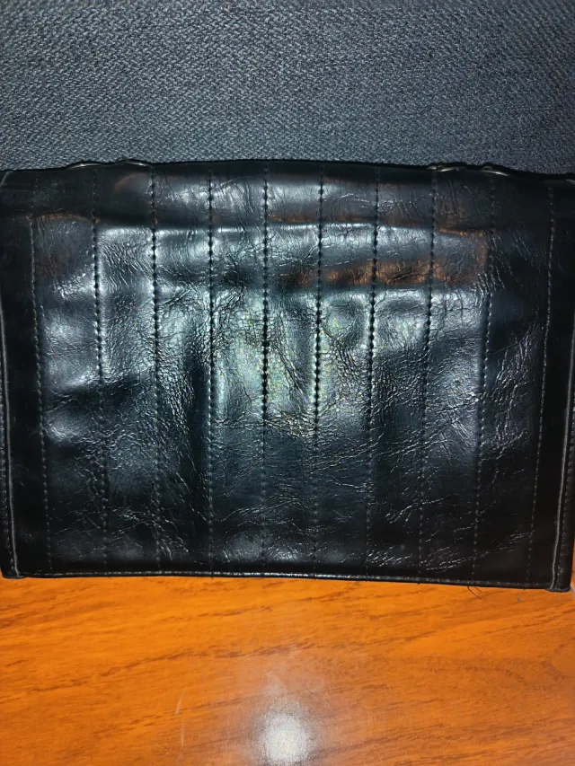 Bolso negro con cadena