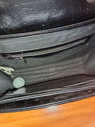 Bolso negro con cadena