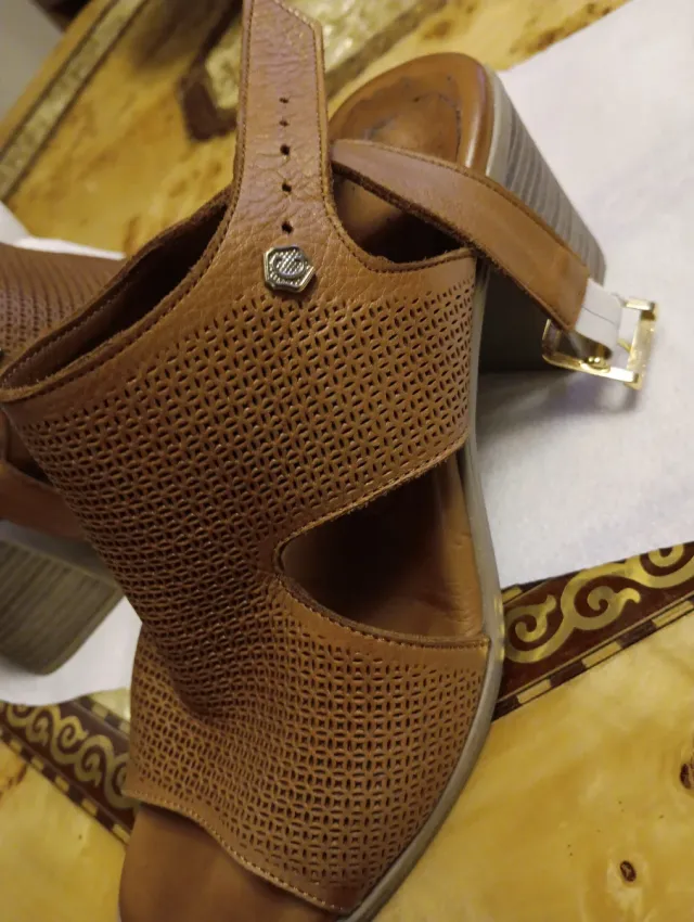 Sandalias de tacón marrón perforadas