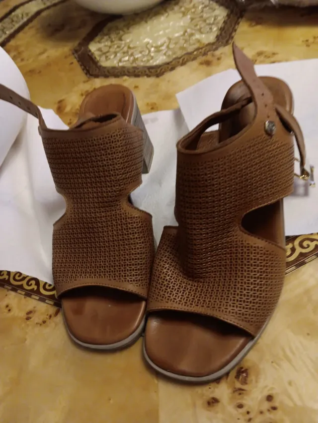 Sandalias de tacón marrón perforadas