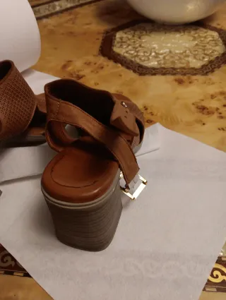 Sandalias de tacón marrón perforadas