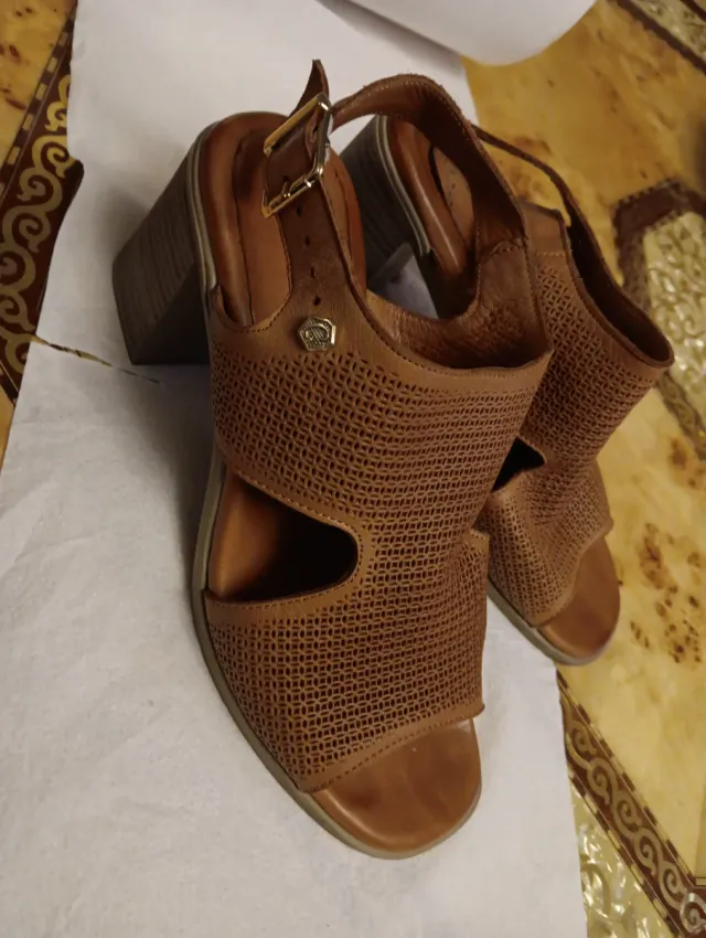 Sandalias de tacón marrón perforadas