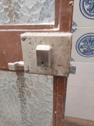 Puerta de hierro con marco y ristal