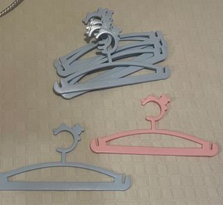 Lote 35 perchas infantiles de plástico