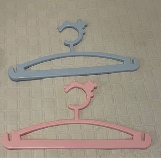 Lote 35 perchas infantiles de plástico