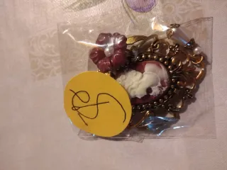 Pregador Dourado com Detalhes em Roxo