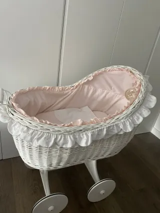 Cuna moisés mimbre niña con ropa