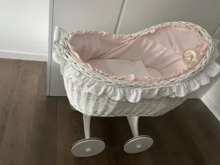 Cuna moisés mimbre niña con ropa