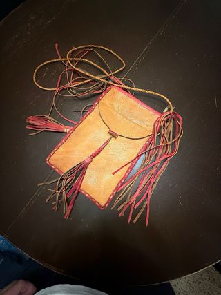 Bolso de piel con flecos y diseño étnico
