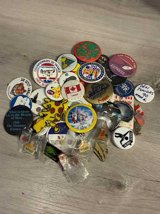 Lote de chapas y pins variadas