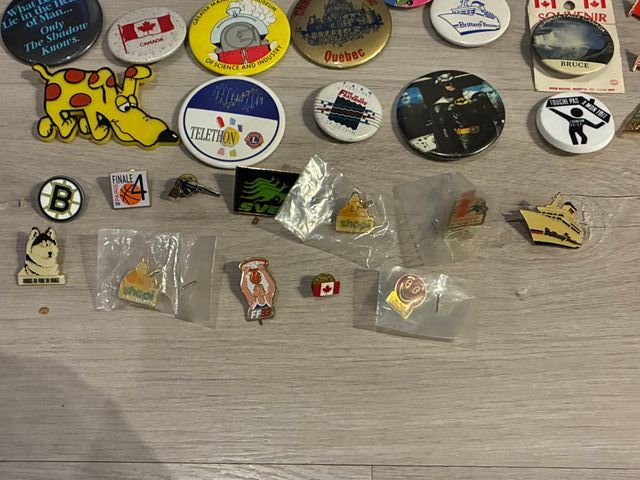 Lote de chapas y pins variadas