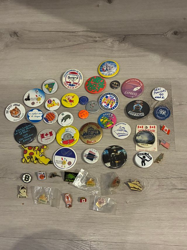 Lote de chapas y pins variadas