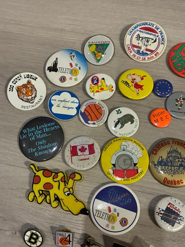 Lote de chapas y pins variadas