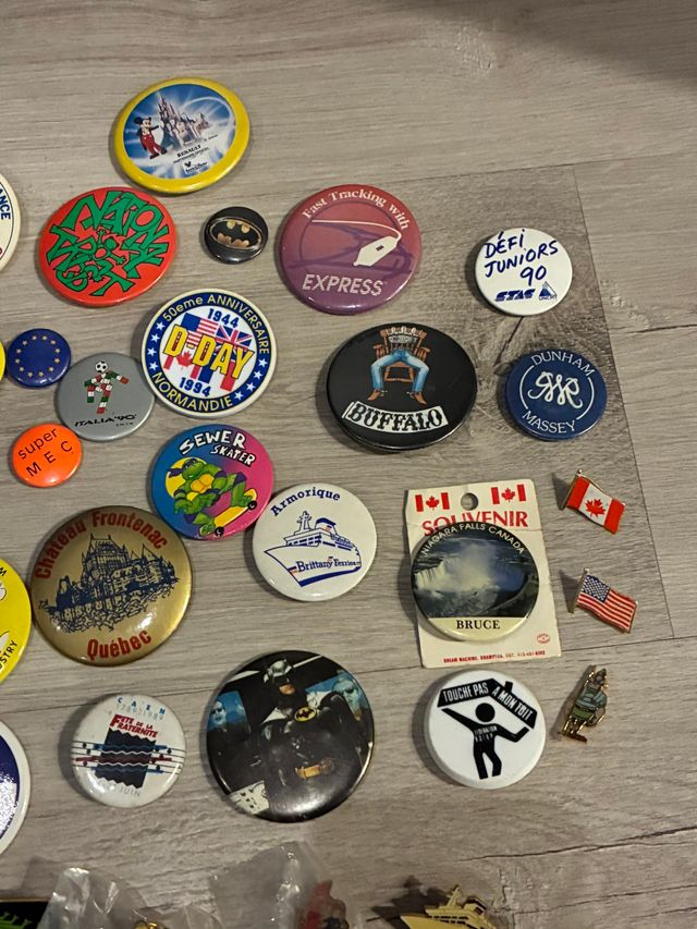 Lote de chapas y pins variadas