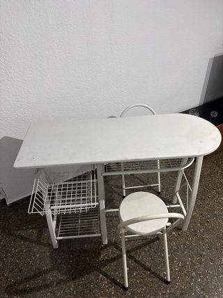 Tavolo alto e 2 sgabelli pieghevoli bianchi