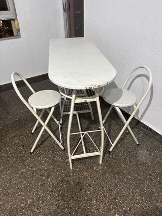 Tavolo alto e 2 sgabelli pieghevoli bianchi