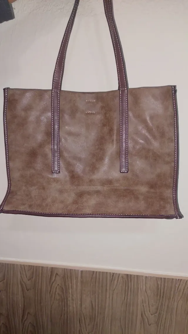 Bolso de mano marrón y morado