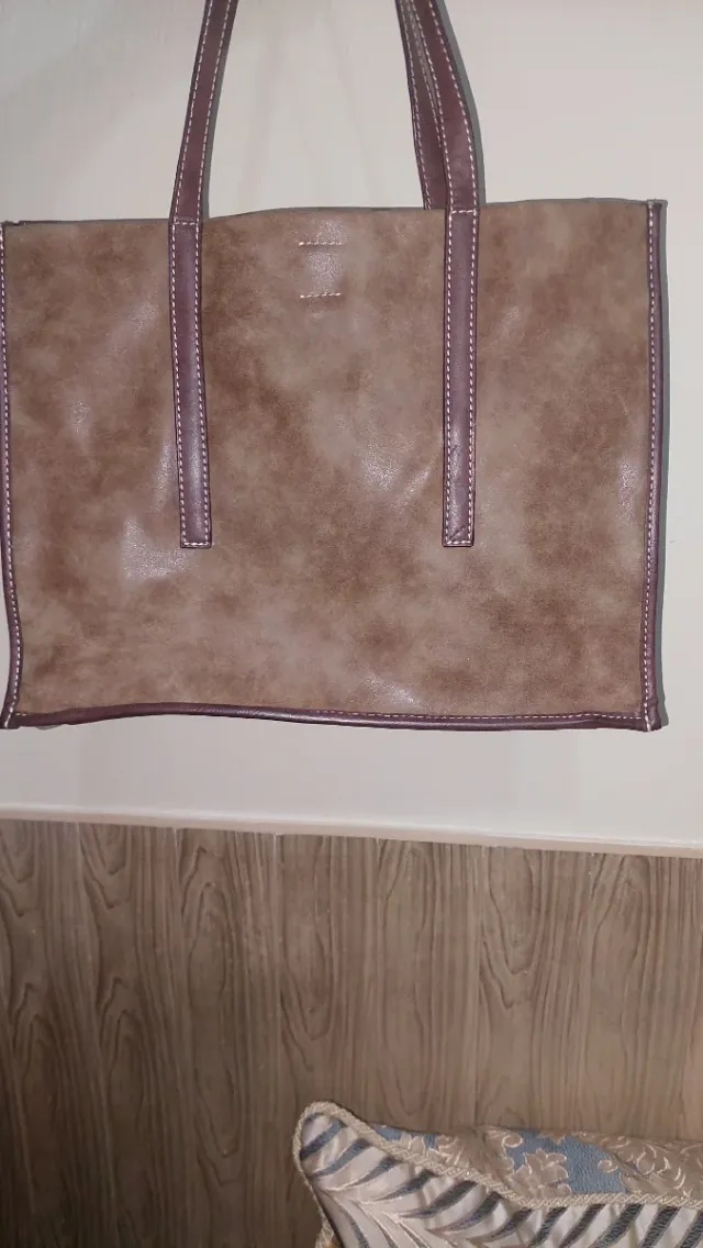 Bolso de mano marrón y morado