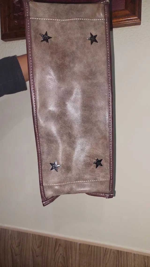 Bolso de mano marrón y morado