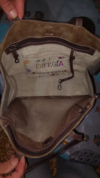 Bolso de mano marrón y morado